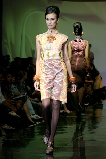 Ari Seputra Ethno Patch. Jakarta Fashion & Food Festival 2011 at Hotel Harris. Kelapa Gading. Jakarta. [Foto: Mohammad Abduh/Wolipop]