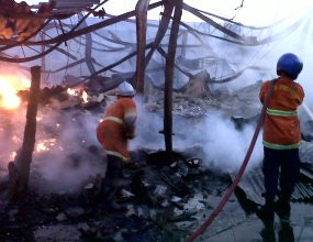 Puluhan Kios Pasar Waru Semarang Ludes Terbakar