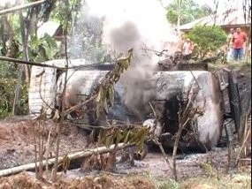 Truk Tangki di Langkat Jatuh ke Jurang & Terbakar