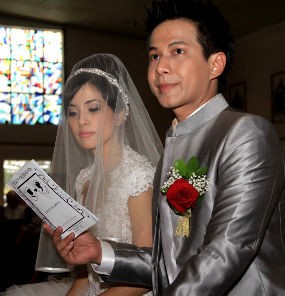 Resmi Menikah, Delon Nyanyikan Lagu Cinta untuk Yeslin