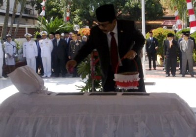 Gubernur Jatim Ziarah ke Makam Dr Soetomo