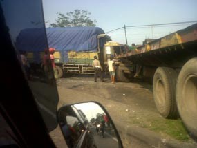 Trailer Cium Truk Gandeng, Lalin di Trosobo Macet