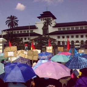 Sambil Berpayung, Buruh Micro Garment Minta Perlindungan Pemprov