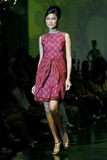 Thomas Siregar Kain Pinawetenagan-Minahasa. Jakarta Fashion & Food Festival 2011 at Ballroom Hotel Haris. Kalapa Gading. Jakarta. [Foto: Mohammad Abduh/Wolipop]