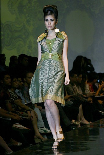 Thomas Siregar Kain Pinawetenagan-Minahasa. Jakarta Fashion & Food Festival 2011 at Ballroom Hotel Haris. Kalapa Gading. Jakarta. [Foto: Mohammad Abduh/Wolipop]