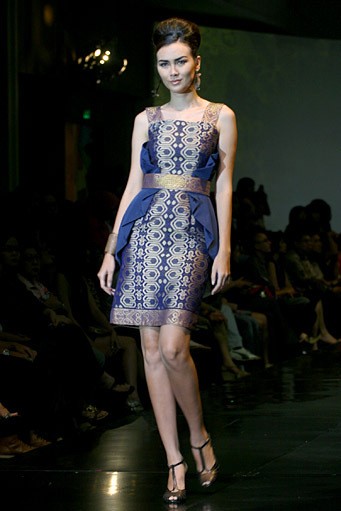 Thomas Siregar Kain Pinawetenagan-Minahasa. Jakarta Fashion & Food Festival 2011 at Ballroom Hotel Haris. Kalapa Gading. Jakarta. [Foto: Mohammad Abduh/Wolipop]