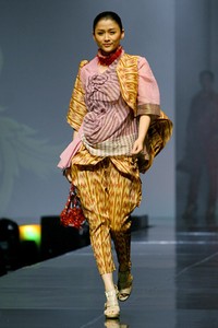 Carmanita Exotic Gallore. Jakarta Fashion & Food Festival 2011 at Ballroom Hotel Haris. Kalapa Gading. Jakarta. [Foto: Mohammad Abduh/Wolipop]