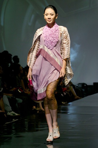 Carmanita Exotic Gallore. Jakarta Fashion & Food Festival 2011 at Ballroom Hotel Haris. Kalapa Gading. Jakarta. [Foto: Mohammad Abduh/Wolipop]