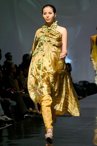 Carmanita Exotic Gallore. Jakarta Fashion & Food Festival 2011 at Ballroom Hotel Haris. Kalapa Gading. Jakarta. [Foto: Mohammad Abduh/Wolipop]