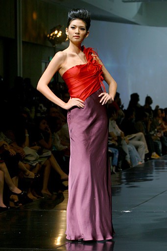 Syahreza Muslim Love, Colour & Romantic. Jakarta Fashion & Food Festival 2011 at Ballroom Hotel Haris. Kalapa Gading. Jakarta. [Foto: Mohammad Abduh/Wolipop]