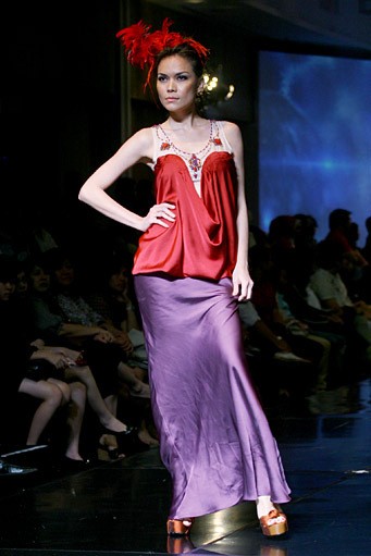 Syahreza Muslim Love, Colour & Romantic. Jakarta Fashion & Food Festival 2011 at Ballroom Hotel Haris. Kalapa Gading. Jakarta. [Foto: Mohammad Abduh/Wolipop]