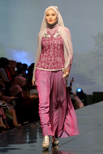 Irna Mutiara The Shadow of Katumbiri. Jakarta Fashion & Food Festival 2011 at Ballroom Hotel Haris. Kalapa Gading. Jakarta. [Foto: Mohammad Abduh/Wolipop]