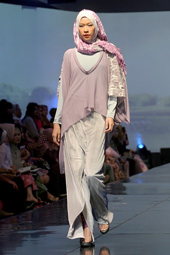 Irna Mutiara The Shadow of Katumbiri. Jakarta Fashion & Food Festival 2011 at Ballroom Hotel Haris. Kalapa Gading. Jakarta. [Foto: Mohammad Abduh/Wolipop]