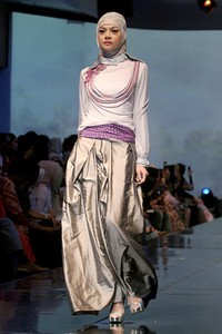 Irna Mutiara The Shadow of Katumbiri. Jakarta Fashion & Food Festival 2011 at Ballroom Hotel Haris. Kalapa Gading. Jakarta. [Foto: Mohammad Abduh/Wolipop]