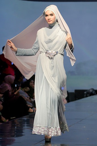 Irna Mutiara The Shadow of Katumbiri. Jakarta Fashion & Food Festival 2011 at Ballroom Hotel Haris. Kalapa Gading. Jakarta. [Foto: Mohammad Abduh/Wolipop]