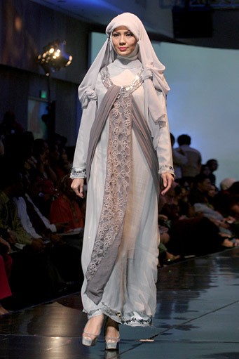 Irna Mutiara The Shadow of Katumbiri. Jakarta Fashion & Food Festival 2011 at Ballroom Hotel Haris. Kalapa Gading. Jakarta. [Foto: Mohammad Abduh/Wolipop]