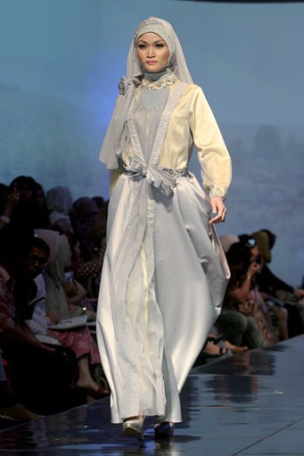 Irna Mutiara The Shadow of Katumbiri. Jakarta Fashion & Food Festival 2011 at Ballroom Hotel Haris. Kalapa Gading. Jakarta. [Foto: Mohammad Abduh/Wolipop]