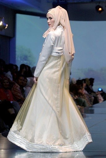 Irna Mutiara The Shadow of Katumbiri. Jakarta Fashion & Food Festival 2011 at Ballroom Hotel Haris. Kalapa Gading. Jakarta. [Foto: Mohammad Abduh/Wolipop]