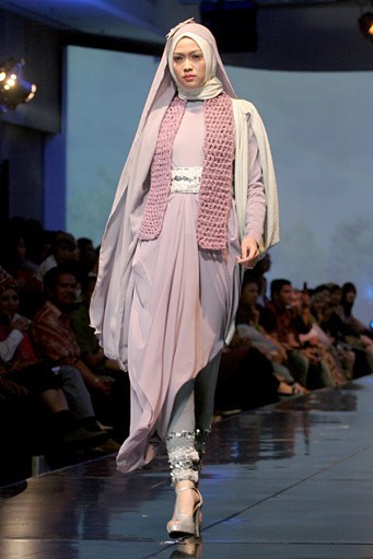 Irna Mutiara The Shadow of Katumbiri. Jakarta Fashion & Food Festival 2011 at Ballroom Hotel Haris. Kalapa Gading. Jakarta. [Foto: Mohammad Abduh/Wolipop]