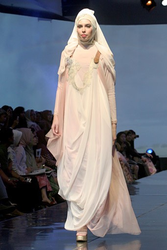 Irna Mutiara The Shadow of Katumbiri. Jakarta Fashion & Food Festival 2011 at Ballroom Hotel Haris. Kalapa Gading. Jakarta. [Foto: Mohammad Abduh/Wolipop]