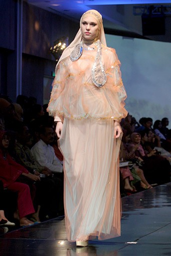 Irna Mutiara The Shadow of Katumbiri. Jakarta Fashion & Food Festival 2011 at Ballroom Hotel Haris. Kalapa Gading. Jakarta. [Foto: Mohammad Abduh/Wolipop]