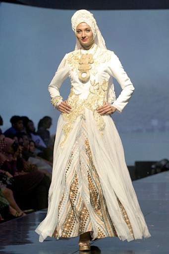 Irna Mutiara The Shadow of Katumbiri. Jakarta Fashion & Food Festival 2011 at Ballroom Hotel Haris. Kalapa Gading. Jakarta. [Foto: Mohammad Abduh/Wolipop]