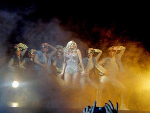 Lady Gaga Akui Pernah Lakukan Threesome