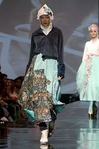 Nuniek Mawardi B(oho)LEND. Jakarta Fashion & Food Festival 2011 at Ballroom Hotel Haris. Kalapa Gading. Jakarta. [Foto: Mohammad Abduh/Wolipop]