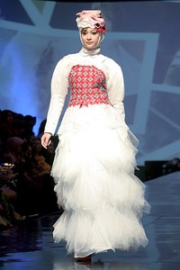 Nuniek Mawardi B(oho)LEND. Jakarta Fashion & Food Festival 2011 at Ballroom Hotel Haris. Kalapa Gading. Jakarta. [Foto: Mohammad Abduh/Wolipop]