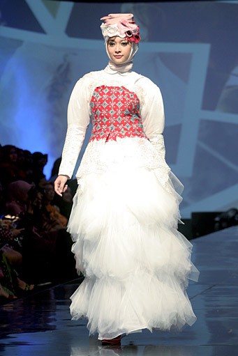 Nuniek Mawardi B(oho)LEND. Jakarta Fashion & Food Festival 2011 at Ballroom Hotel Haris. Kalapa Gading. Jakarta. [Foto: Mohammad Abduh/Wolipop]