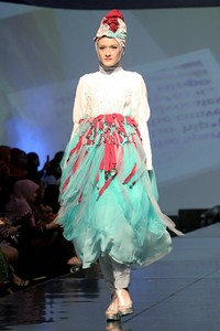 Nuniek Mawardi B(oho)LEND. Jakarta Fashion & Food Festival 2011 at Ballroom Hotel Haris. Kalapa Gading. Jakarta. [Foto: Mohammad Abduh/Wolipop]