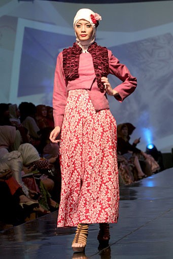 Nuniek Mawardi B(oho)LEND. Jakarta Fashion & Food Festival 2011 at Ballroom Hotel Haris. Kalapa Gading. Jakarta. [Foto: Mohammad Abduh/Wolipop]