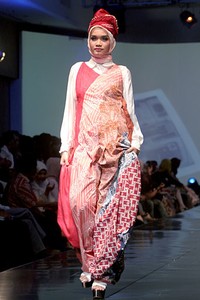 Nuniek Mawardi B(oho)LEND. Jakarta Fashion & Food Festival 2011 at Ballroom Hotel Haris. Kalapa Gading. Jakarta. [Foto: Mohammad Abduh/Wolipop]