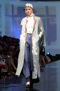 Nuniek Mawardi B(oho)LEND. Jakarta Fashion & Food Festival 2011 at Ballroom Hotel Haris. Kalapa Gading. Jakarta. [Foto: Mohammad Abduh/Wolipop]