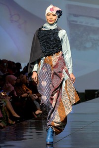 Nuniek Mawardi B(oho)LEND. Jakarta Fashion & Food Festival 2011 at Ballroom Hotel Haris. Kalapa Gading. Jakarta. [Foto: Mohammad Abduh/Wolipop]