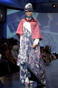 Nuniek Mawardi B(oho)LEND. Jakarta Fashion & Food Festival 2011 at Ballroom Hotel Haris. Kalapa Gading. Jakarta. [Foto: Mohammad Abduh/Wolipop]