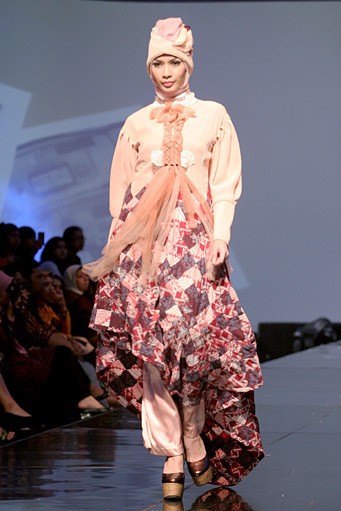 Nuniek Mawardi B(oho)LEND. Jakarta Fashion & Food Festival 2011 at Ballroom Hotel Haris. Kalapa Gading. Jakarta. [Foto: Mohammad Abduh/Wolipop]