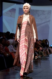 Nuniek Mawardi B(oho)LEND. Jakarta Fashion & Food Festival 2011 at Ballroom Hotel Haris. Kalapa Gading. Jakarta. [Foto: Mohammad Abduh/Wolipop]