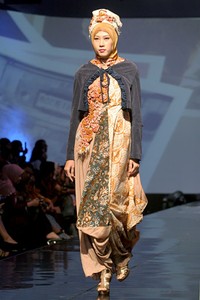 Nuniek Mawardi B(oho)LEND. Jakarta Fashion & Food Festival 2011 at Ballroom Hotel Haris. Kalapa Gading. Jakarta. [Foto: Mohammad Abduh/Wolipop]