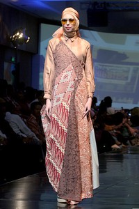 Nuniek Mawardi B(oho)LEND. Jakarta Fashion & Food Festival 2011 at Ballroom Hotel Haris. Kalapa Gading. Jakarta. [Foto: Mohammad Abduh/Wolipop]