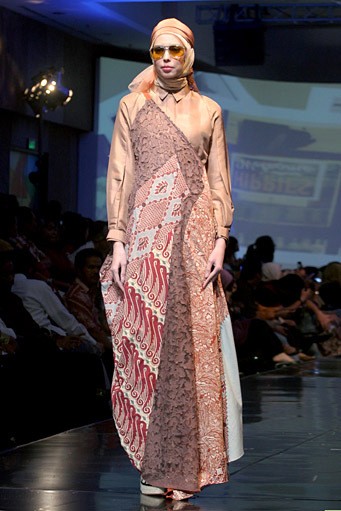 Nuniek Mawardi B(oho)LEND. Jakarta Fashion & Food Festival 2011 at Ballroom Hotel Haris. Kalapa Gading. Jakarta. [Foto: Mohammad Abduh/Wolipop]