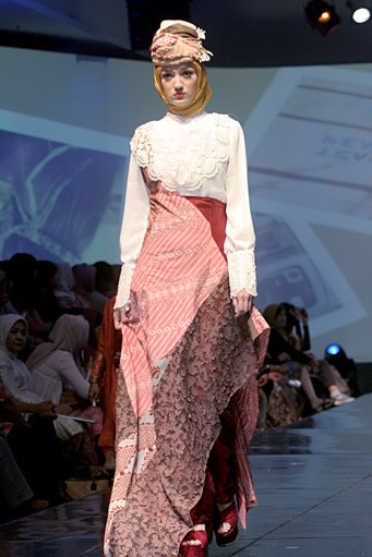 Nuniek Mawardi B(oho)LEND. Jakarta Fashion & Food Festival 2011 at Ballroom Hotel Haris. Kalapa Gading. Jakarta. [Foto: Mohammad Abduh/Wolipop]