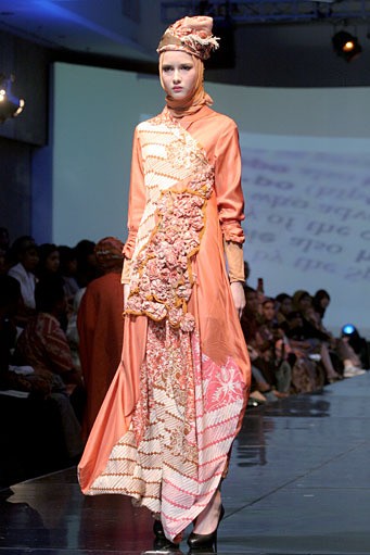 Nuniek Mawardi B(oho)LEND. Jakarta Fashion & Food Festival 2011 at Ballroom Hotel Haris. Kalapa Gading. Jakarta. [Foto: Mohammad Abduh/Wolipop]