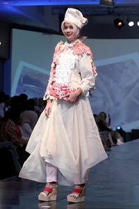 Nuniek Mawardi B(oho)LEND. Jakarta Fashion & Food Festival 2011 at Ballroom Hotel Haris. Kalapa Gading. Jakarta. [Foto: Mohammad Abduh/Wolipop]