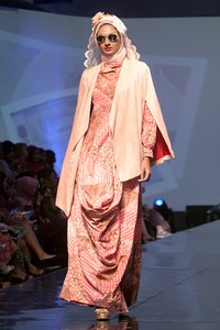 Nuniek Mawardi B(oho)LEND. Jakarta Fashion & Food Festival 2011 at Ballroom Hotel Haris. Kalapa Gading. Jakarta. [Foto: Mohammad Abduh/Wolipop]