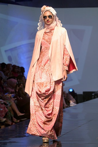 Nuniek Mawardi B(oho)LEND. Jakarta Fashion & Food Festival 2011 at Ballroom Hotel Haris. Kalapa Gading. Jakarta. [Foto: Mohammad Abduh/Wolipop]