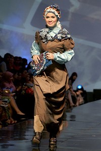 Nuniek Mawardi B(oho)LEND. Jakarta Fashion & Food Festival 2011 at Ballroom Hotel Haris. Kalapa Gading. Jakarta. [Foto: Mohammad Abduh/Wolipop]