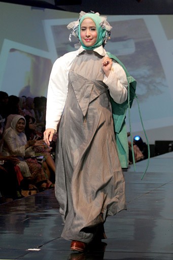 Nuniek Mawardi B(oho)LEND. Jakarta Fashion & Food Festival 2011 at Ballroom Hotel Haris. Kalapa Gading. Jakarta. [Foto: Mohammad Abduh/Wolipop]