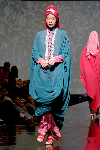 Merry Pramono Kembang Desa. Jakarta Fashion & Food Festival 2011 at Ballroom Hotel Harris. Kalapa Gading. Jakarta. [Foto: Mohammad Abduh/Wolipop]