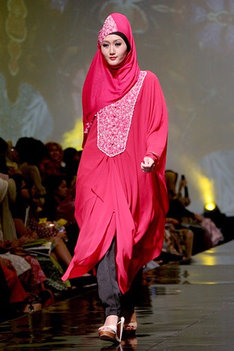 Merry Pramono Kembang Desa. Jakarta Fashion & Food Festival 2011 at Ballroom Hotel Harris. Kalapa Gading. Jakarta. [Foto: Mohammad Abduh/Wolipop]